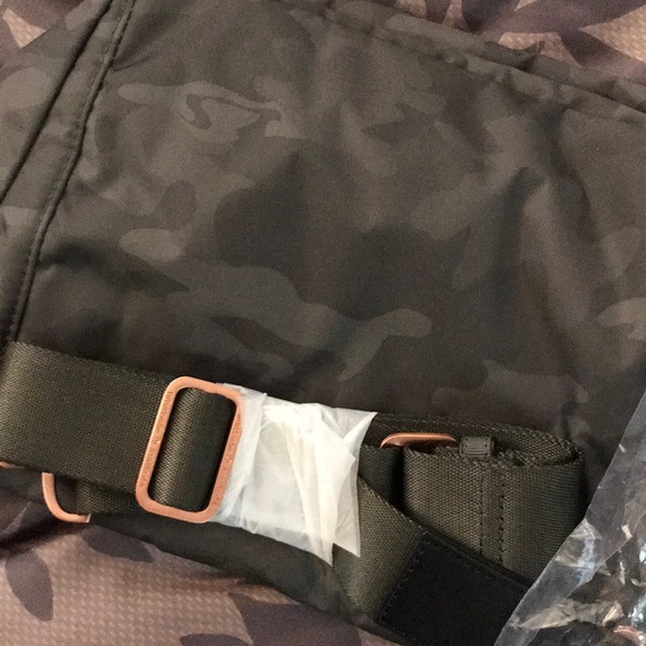SOLD Lululemon RARE Camo Festival Bag! NWT - Picture 2 of 5